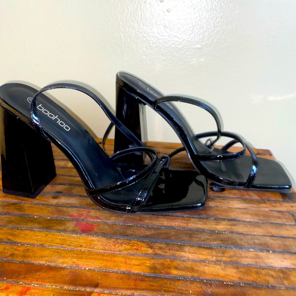 Strappy block heels in black